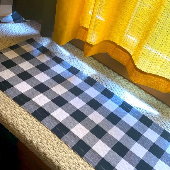 BLK/WHITE 🛍️CHECK BUNDLE OF 2 PILLOWS TABLE RUNNER— EUC; was just used as decor - Picture 5 of 9